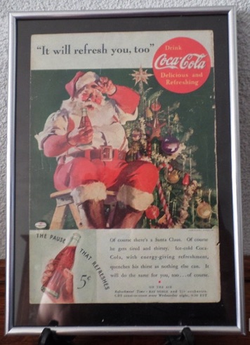 P09233-1 € 12,50 coca cola kerstman bij boom 21 x 30 cm.jpeg